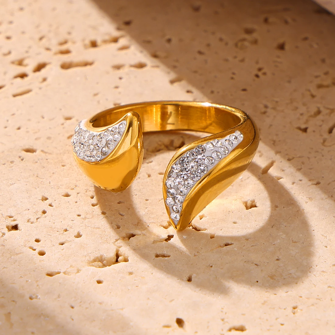 خواتم أنيقة للنساء مطلية بالذهب من الفولاذ المقاوم للصدأ وأحجار الراين مستديرة لحفلات الزفاف خواتم نسائية ساحرة هدايا مجوهرات مقاومة للماء