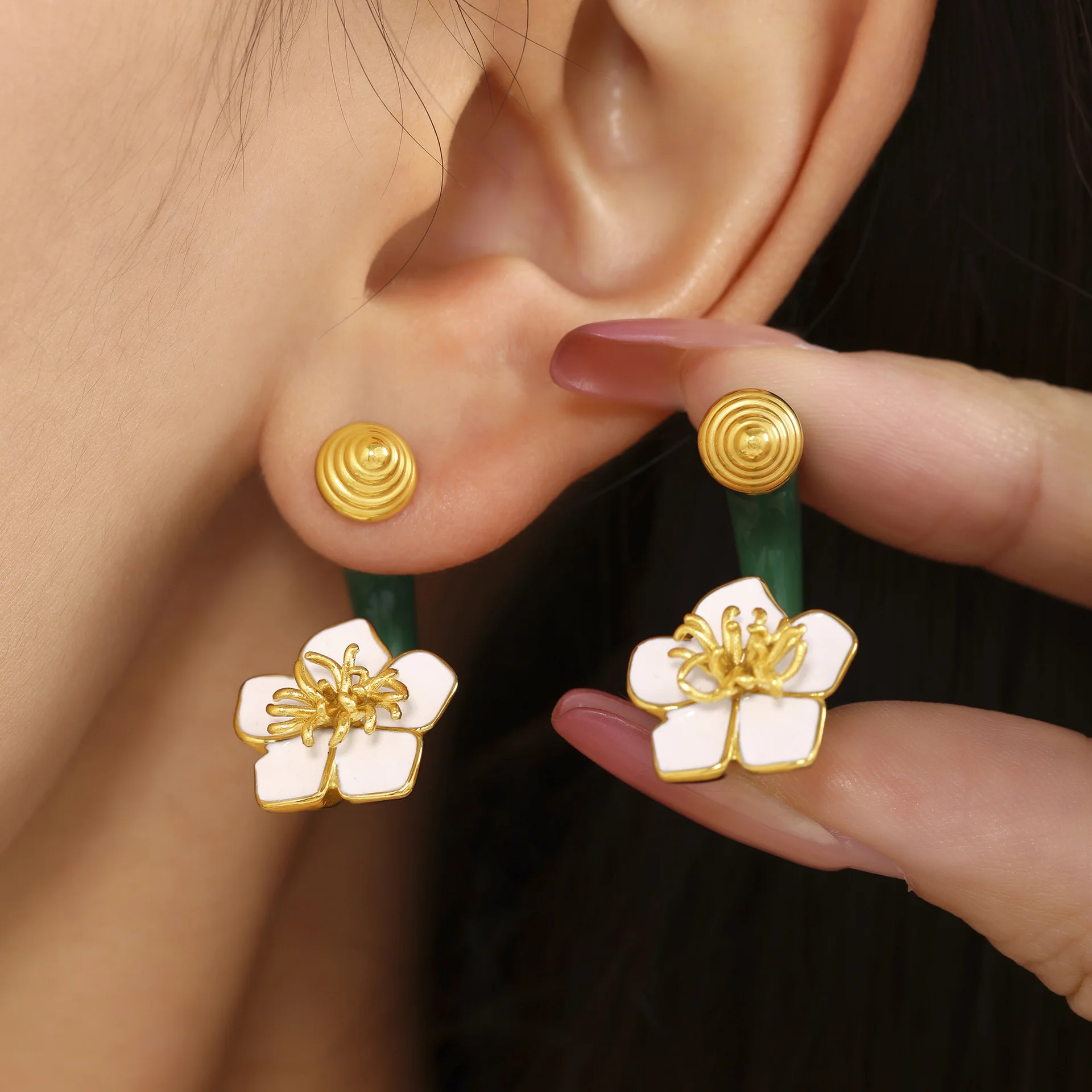 كاميليا فريدة من نوعها الفولاذ المقاوم للصدأ 18K أقراط مطلية بالذهب للنساء مقاوم للماء المينا الأذن مربط فاخر مجوهرات يومية هدية - الصورة 2