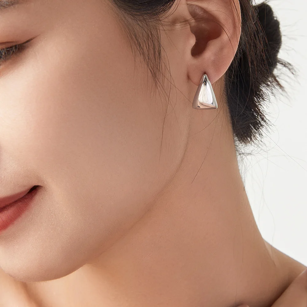 مثلث الفولاذ المقاوم للصدأ الأقراط الصغيرة للنساء مقاوم للماء مطلية بالذهب OL الفاخرة الأذن مربط المجوهرات اليومية هدية - الصورة 3