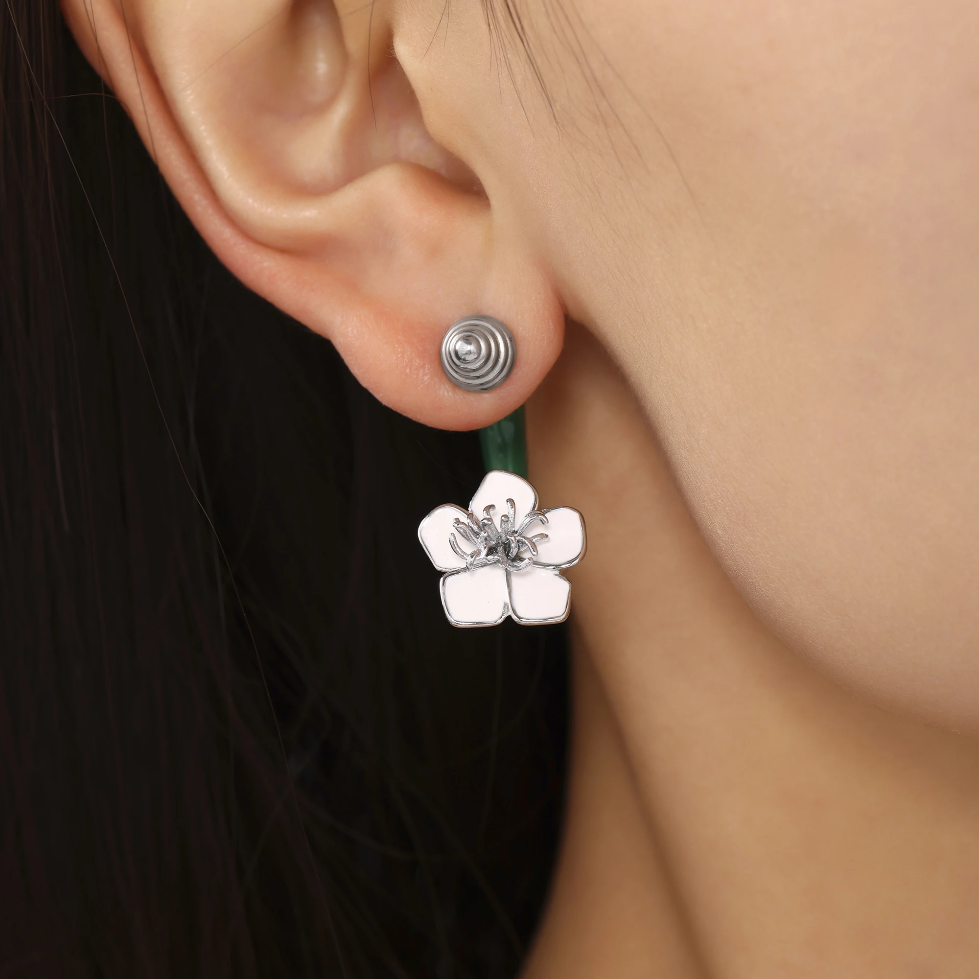 كاميليا فريدة من نوعها الفولاذ المقاوم للصدأ 18K أقراط مطلية بالذهب للنساء مقاوم للماء المينا الأذن مربط فاخر مجوهرات يومية هدية - الصورة 4