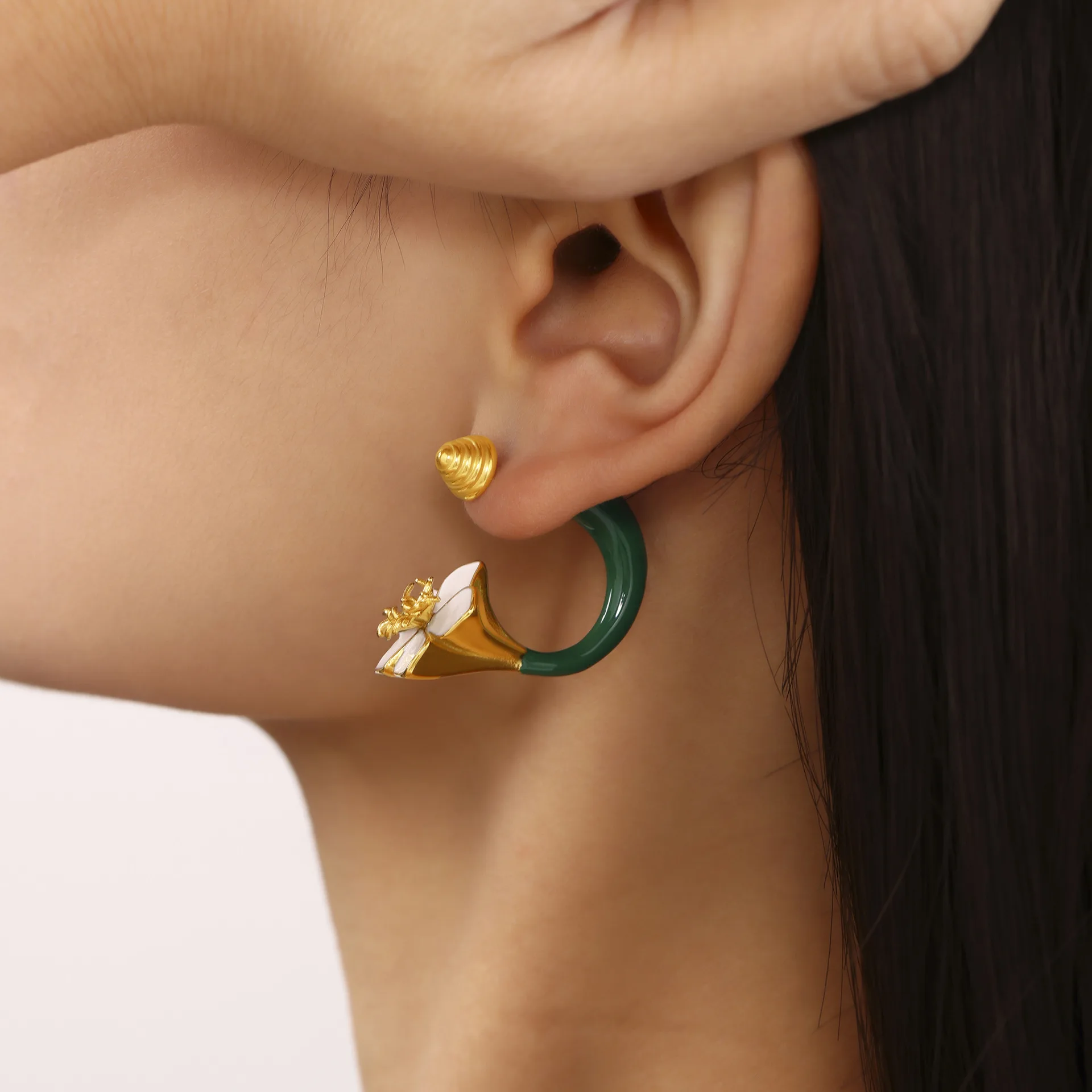 كاميليا فريدة من نوعها الفولاذ المقاوم للصدأ 18K أقراط مطلية بالذهب للنساء مقاوم للماء المينا الأذن مربط فاخر مجوهرات يومية هدية - الصورة 3