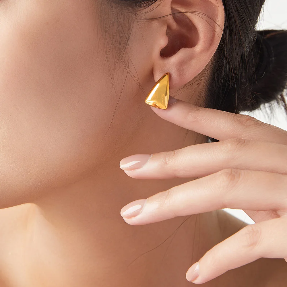 مثلث الفولاذ المقاوم للصدأ الأقراط الصغيرة للنساء مقاوم للماء مطلية بالذهب OL الفاخرة الأذن مربط المجوهرات اليومية هدية - الصورة 2