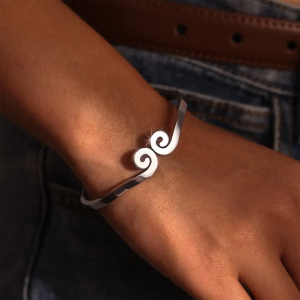 ⁦Wukong Gold Plated Bangle Bracelet For Women Stainless Steel Ethnic Waterproof Luxury Charm Couple Jewelry Gift⁩ - الصورة ⁦2⁩