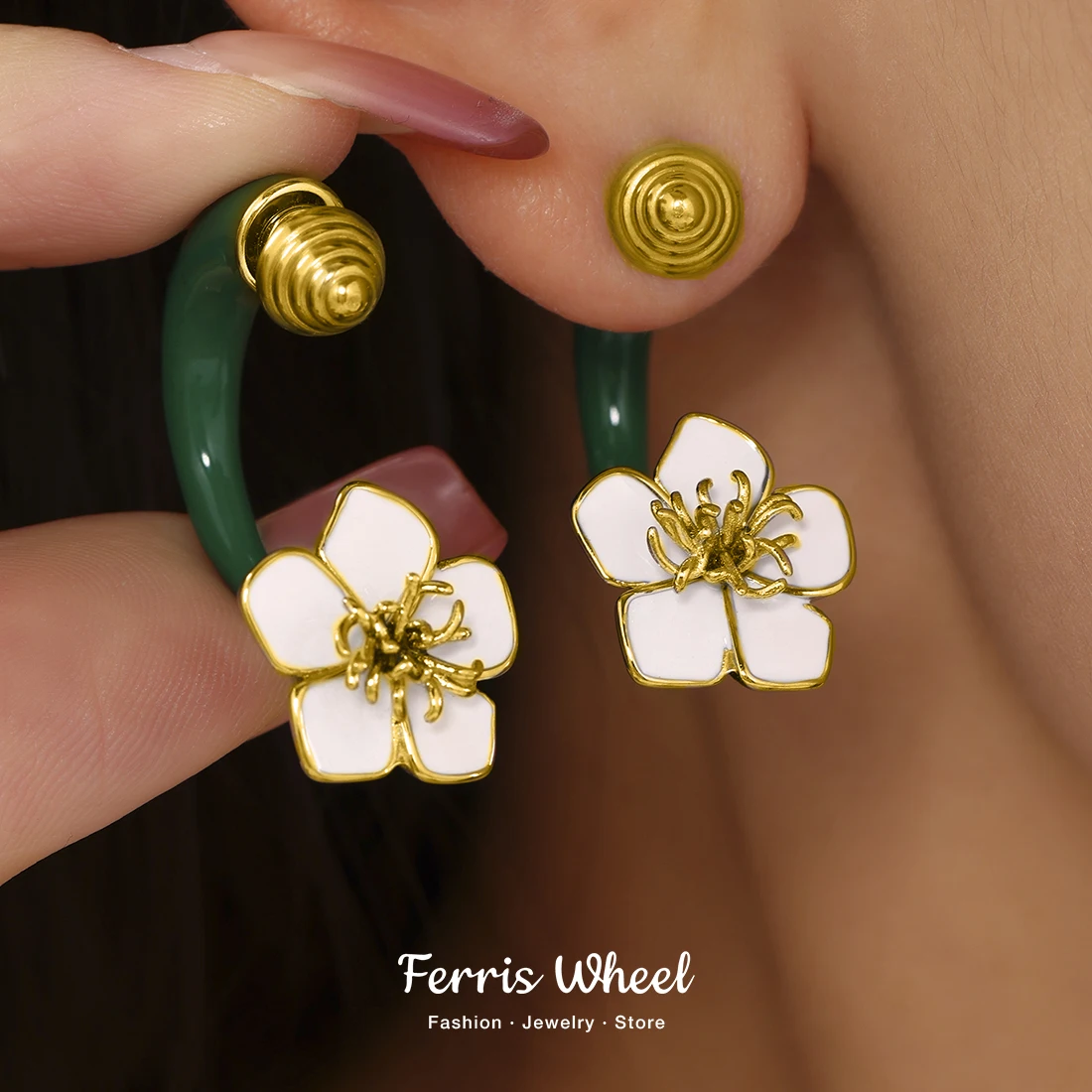 كاميليا فريدة من نوعها الفولاذ المقاوم للصدأ 18K أقراط مطلية بالذهب للنساء مقاوم للماء المينا الأذن مربط فاخر مجوهرات يومية هدية