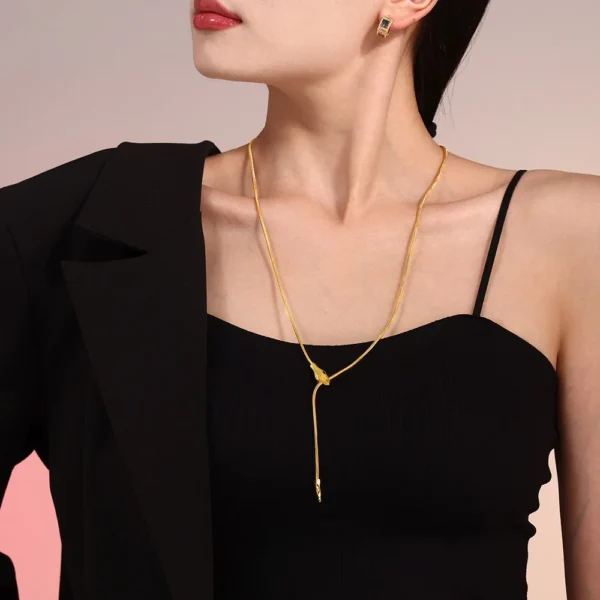 ⁦Long Pendant Chic Necklace Stainless Steel Sweater Chain for Women Snake Pendant Charm Waterproof Jewelry Wholesale⁩ - الصورة ⁦3⁩